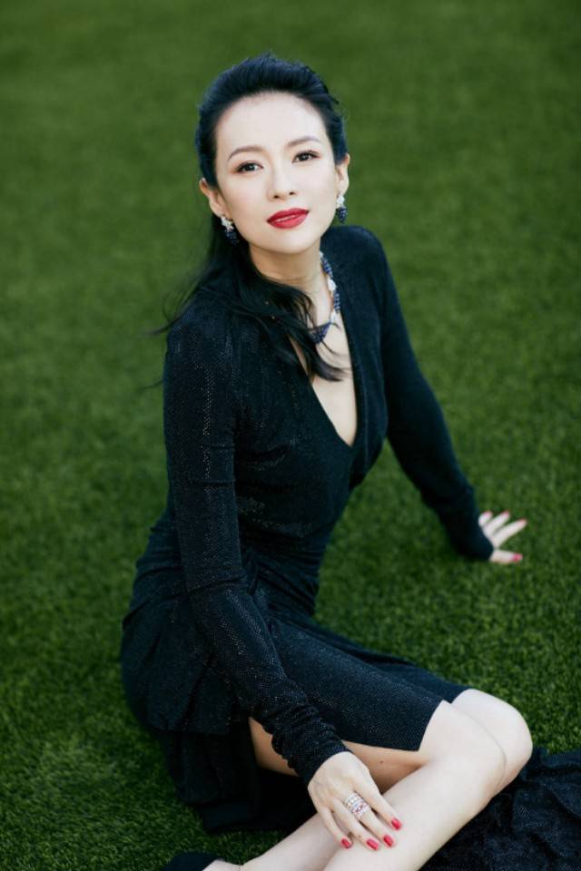 黑色|章子怡穿白色服装真好看，海边照相披印花丝巾，回眸一笑美艳动人