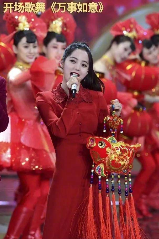 周冬雨|春晚明星穿一溜红，周冬雨故意穿芭比粉裙，倪妮一袭白大衣完胜