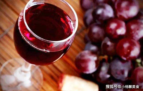 脚丫子|这种人人都喜欢的饮料,居然是用脚踩出来的,网友:一直喝洗脚水