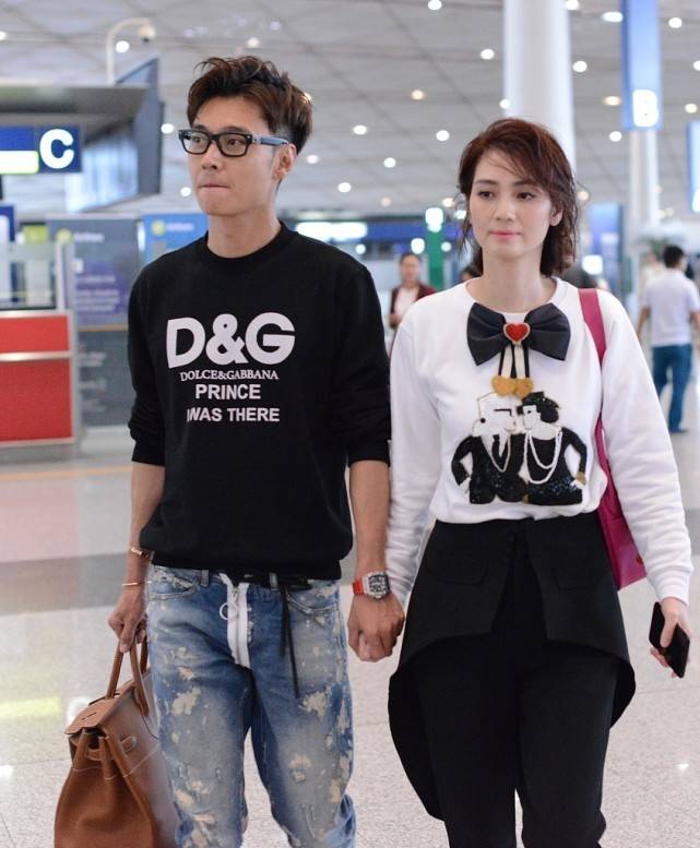 洪欣|洪欣与小9岁老公看着有年龄差，虽然两人穿着情侣色，但有点差距