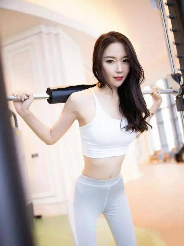 运动裤|白色吊带搭配灰色运动裤,喜欢健身的可以参考!