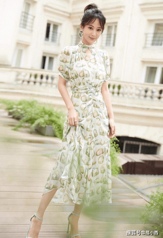小洞|杨紫在国外看秀美出新高度，穿印花连衣裙领口开个小洞，气质惊艳