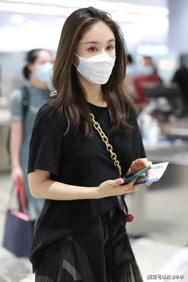 黑色|学王子文穿一身黑色，T恤配“薄纱”印花裙，全黑造型一点不沉闷