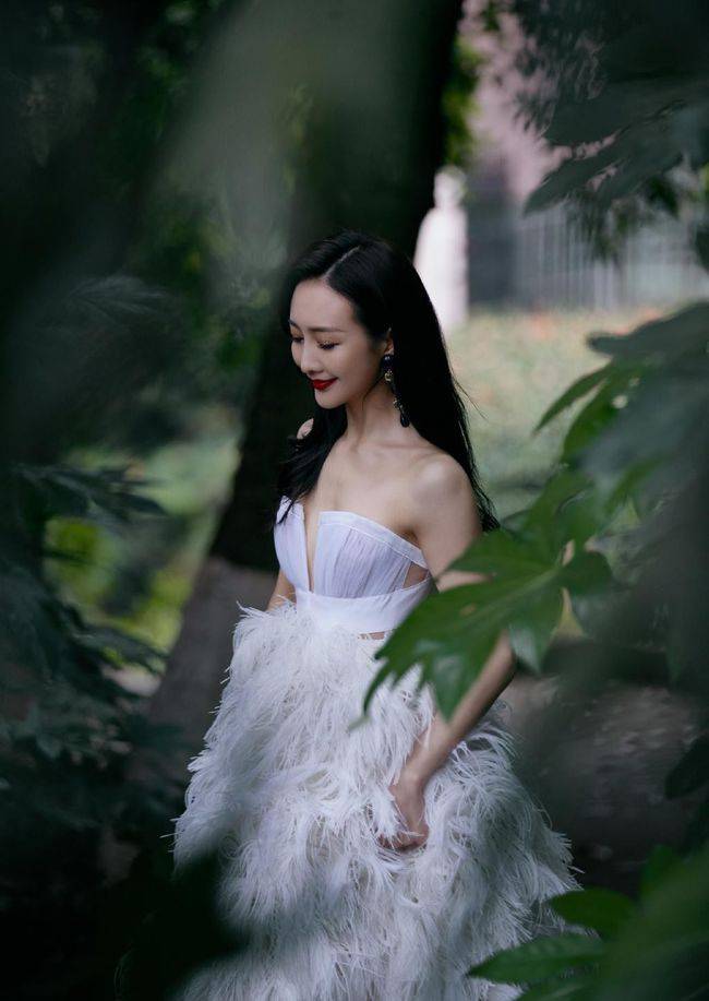 设计|王鸥穿礼裙有女人味,白色“豁口”抹胸勾勒成熟曲线,御姐范十足