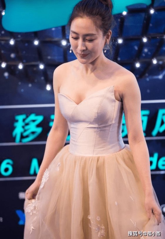 身材|马苏真拼啊，为了让身材比例更好，这么紧的抹胸裙都穿出了高级感
