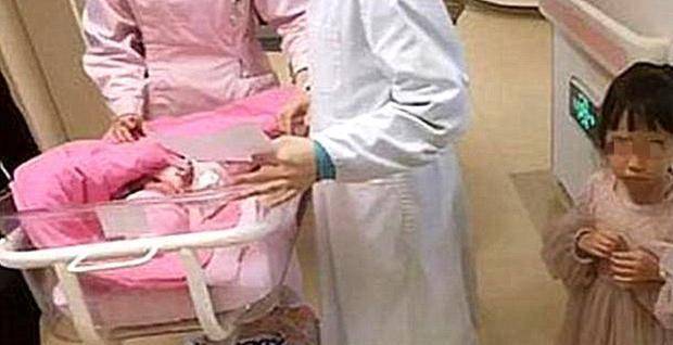 因为|妈妈产房生二胎，4岁大宝产房外等待，说的话让人感动又心疼