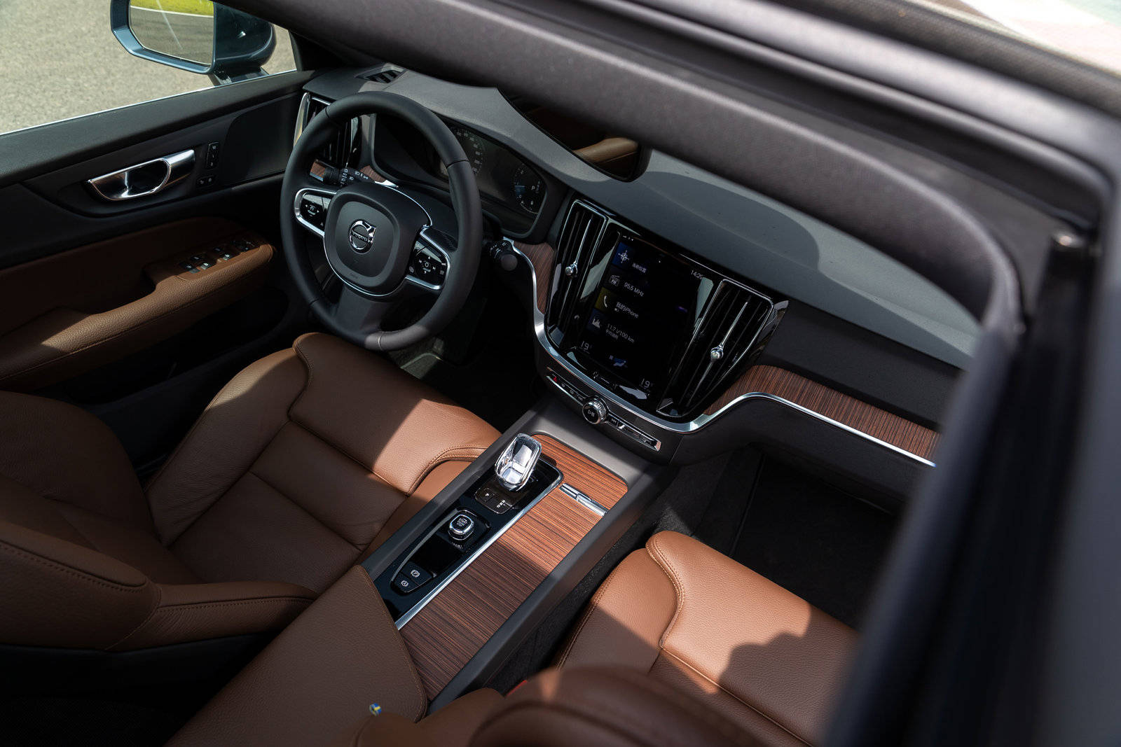 角中控漂流木饰板,可以看到,以往都是走北欧极简主义风格的沃尔沃s60