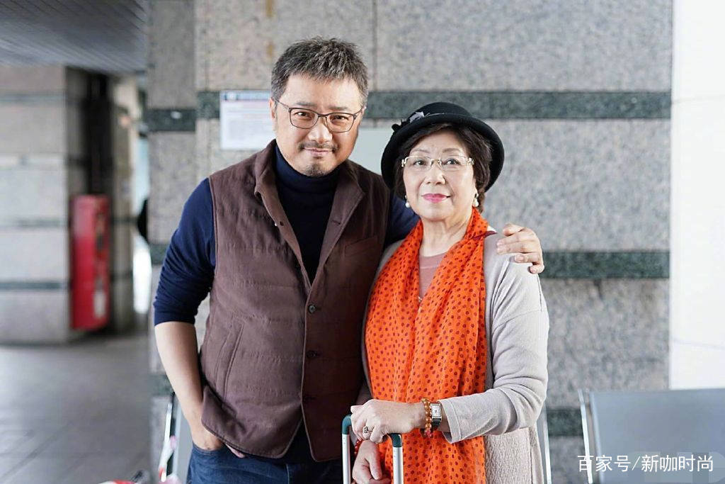 欧风型|徐峥妈妈罕见亮相为儿子助阵，一袭红装气场满满，比儿子还显年轻
