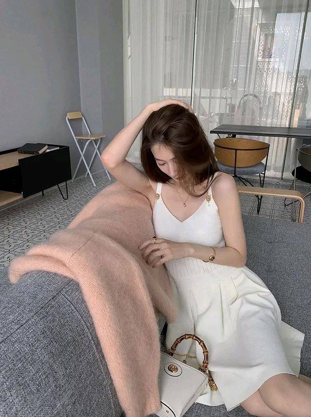 金色|赫本风的连衣裙性感中带一点小复古，搭配金色人像的胸针很有味道~