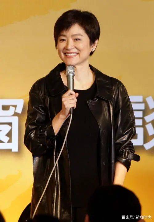 林青霞|林青霞年近古稀韵味犹存，穿垫肩小黑裙典雅端庄，女神范十足