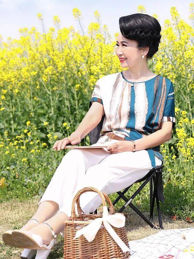 大气|水均益小13岁老婆长这样,衣着造型朴素大方,难挡精致容颜