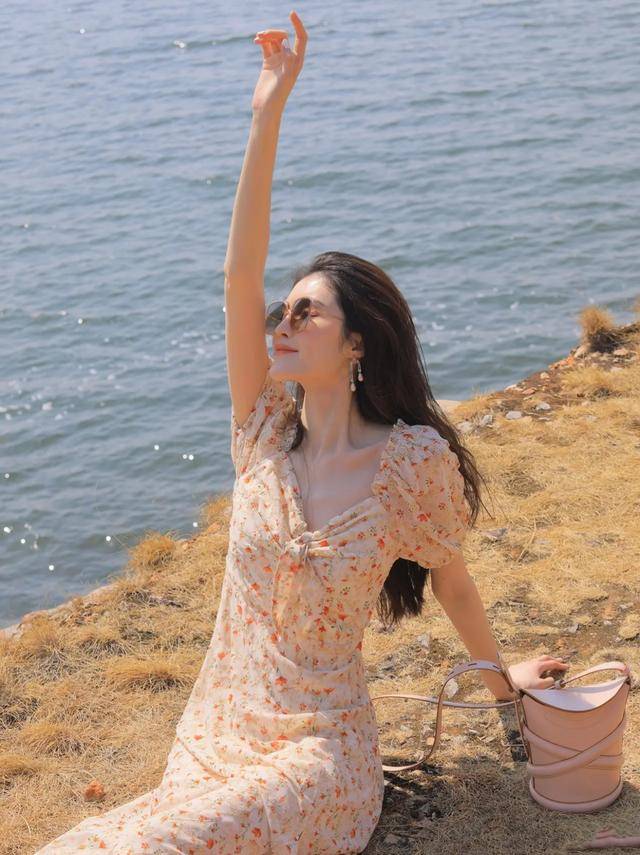 印花|印花裙，碎花裙，印花复古浪漫，很大气，穿上就变温柔小美女。