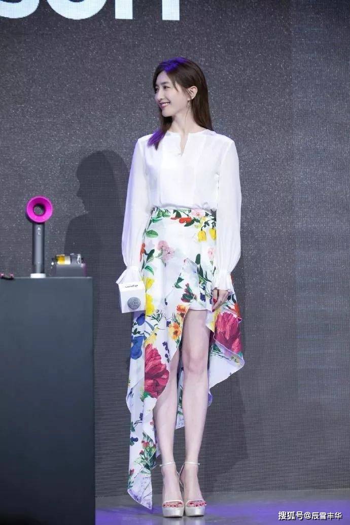 身材|江疏影穿出了“白T恤”的精髓，搭配3000元条纹裤，复古又高级