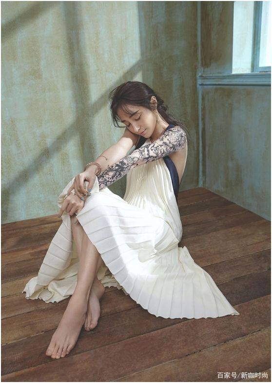 傲人|38岁姚笛尴尬了？穿吊带大露傲人锁骨，奈何“无料”可秀