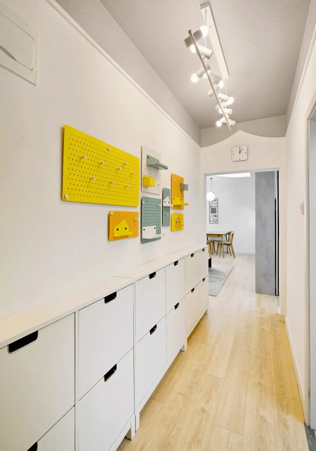 入户鞋柜设计带洞洞板 4e3e623ca06d48259a155382f374fe3a.png