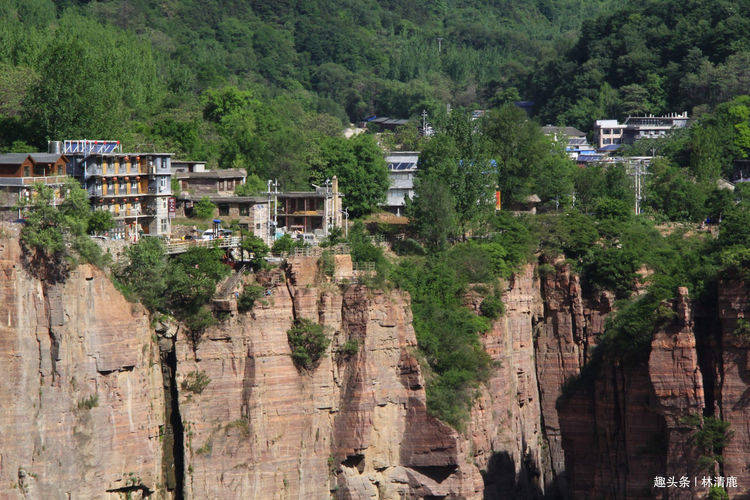 河南名气最大的村庄：建在悬崖边，13人凿出条挂壁公路