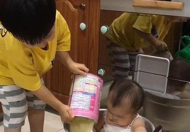大儿子|五岁哥哥把一岁弟弟放锅里，看到配料后，宝妈直呼：我的心在滴血