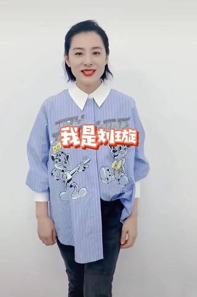 黑色|奥运冠军刘璇如今胖不少!穿衬衣紧身裤做一字马,冠军风采更惊艳