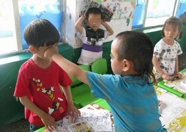 因为|孩子从幼儿园回来说：“妈妈，小朋友打我了。”你会怎么做？