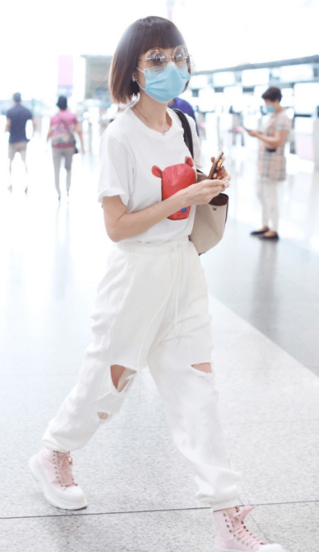 一身|鲁豫这纸片身材随便穿穿就很时尚，卡通T恤都能穿出高级感，服了