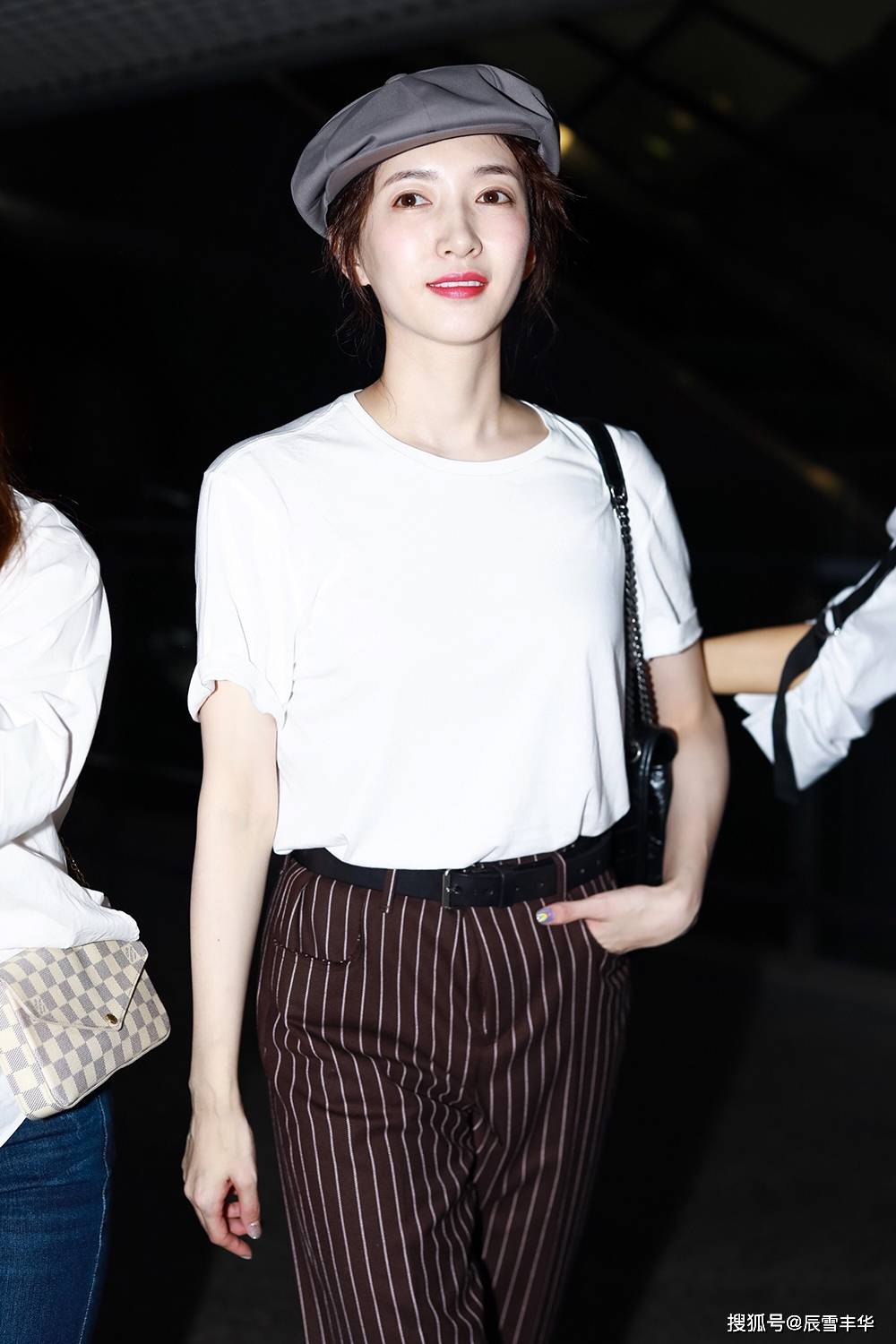 身材|江疏影穿出了“白T恤”的精髓，搭配3000元条纹裤，复古又高级