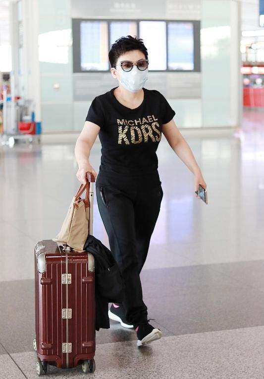 整体|“乒乓女王”邓亚萍罕走机场,155身高走出冠军范,剪超短发太帅