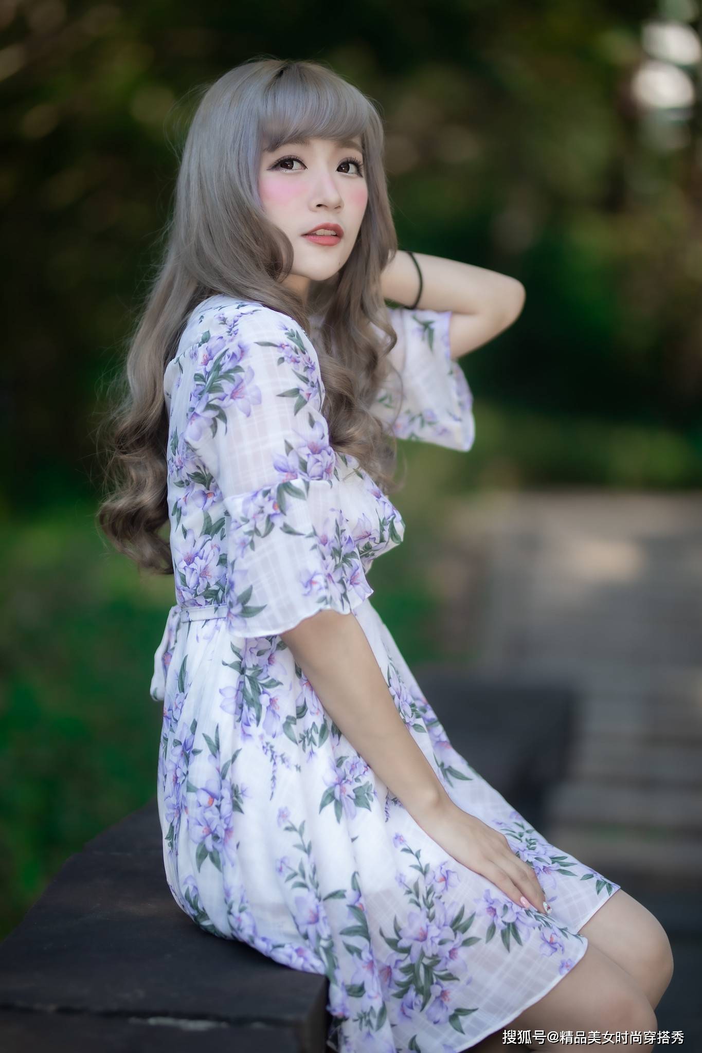 高跟鞋|紫色的印花裙，浪漫的喇叭袖设计，甜美减龄