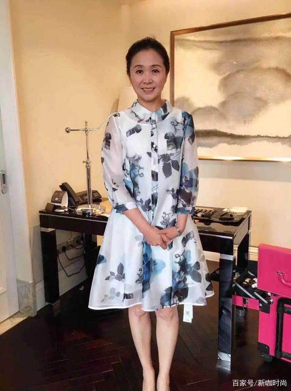 样式|黄菡年过半百气质依旧,珍珠项链搭小黑裙,尽显知性大气范儿