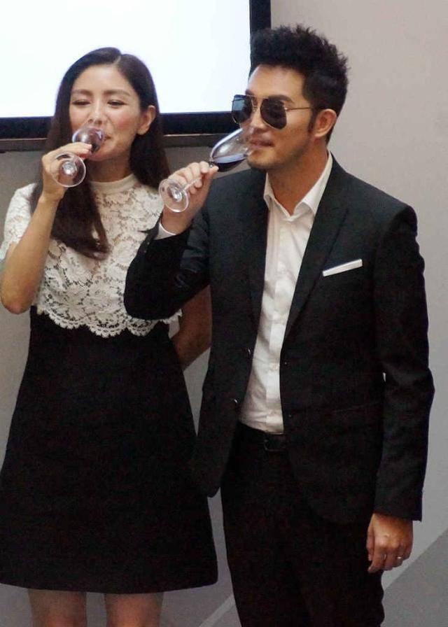 黑色|胡可蕾丝小礼裙站在沙溢旁边好娇羞,一看就很幸福