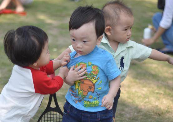 因为|孩子从幼儿园回来说：“妈妈，小朋友打我了。”你会怎么做？