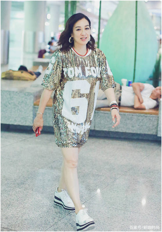 身材|钟丽缇又跑偏了？穿亮片宽松装，咬嘴撩发走淑女风，50岁真不服老