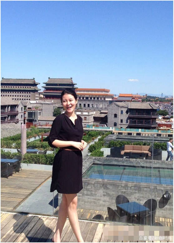 黄兆函|黄宏女儿长这样，穿一袭小黑裙气质优雅，窈窕身材挡不住