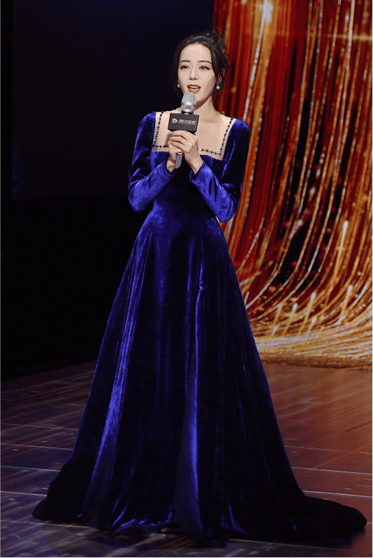 显得|《你是我的荣耀》热巴戏外穿得好美,小蓝裙高贵又华丽,太养眼了