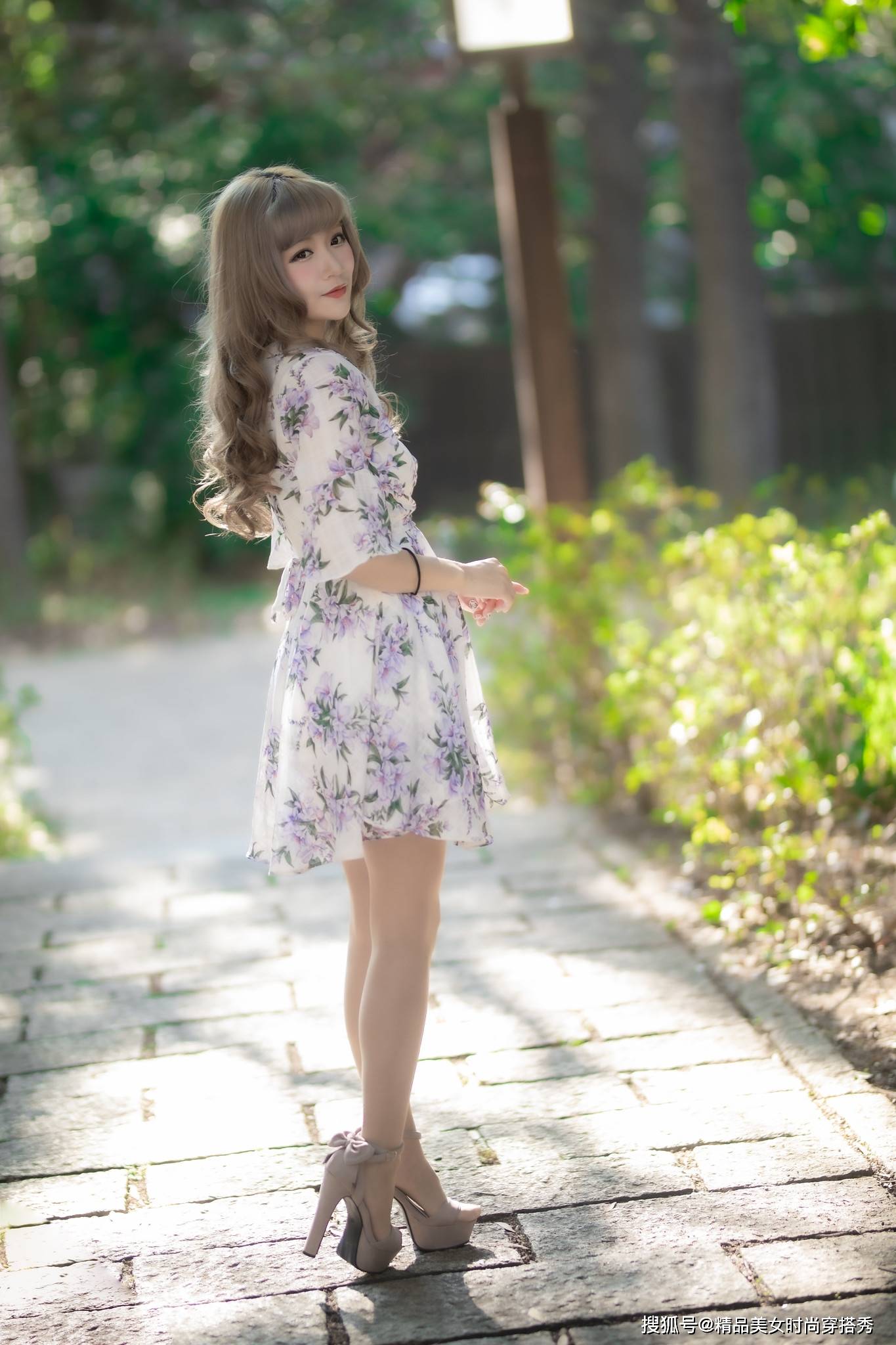 高跟鞋|紫色的印花裙，浪漫的喇叭袖设计，甜美减龄