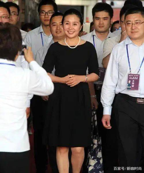 样式|黄菡年过半百气质依旧,珍珠项链搭小黑裙,尽显知性大气范儿