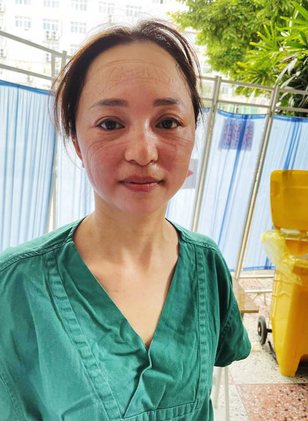 汗流浃背,他们毫无怨言;脱下白衣铠甲,他们是最可爱的白衣天使,灿烂的