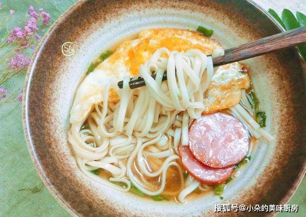 面汤|煮面条不要水开后下锅了,掌握这个技巧,面条爽滑又筋道