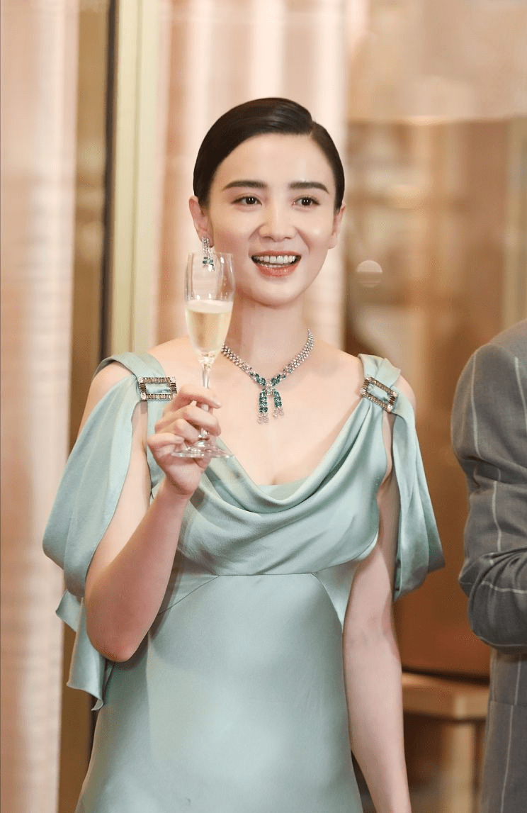 宋佳|略微有肉穿缎面才好看，宋佳的丰满身材就挺有优势，穿出熟女味道
