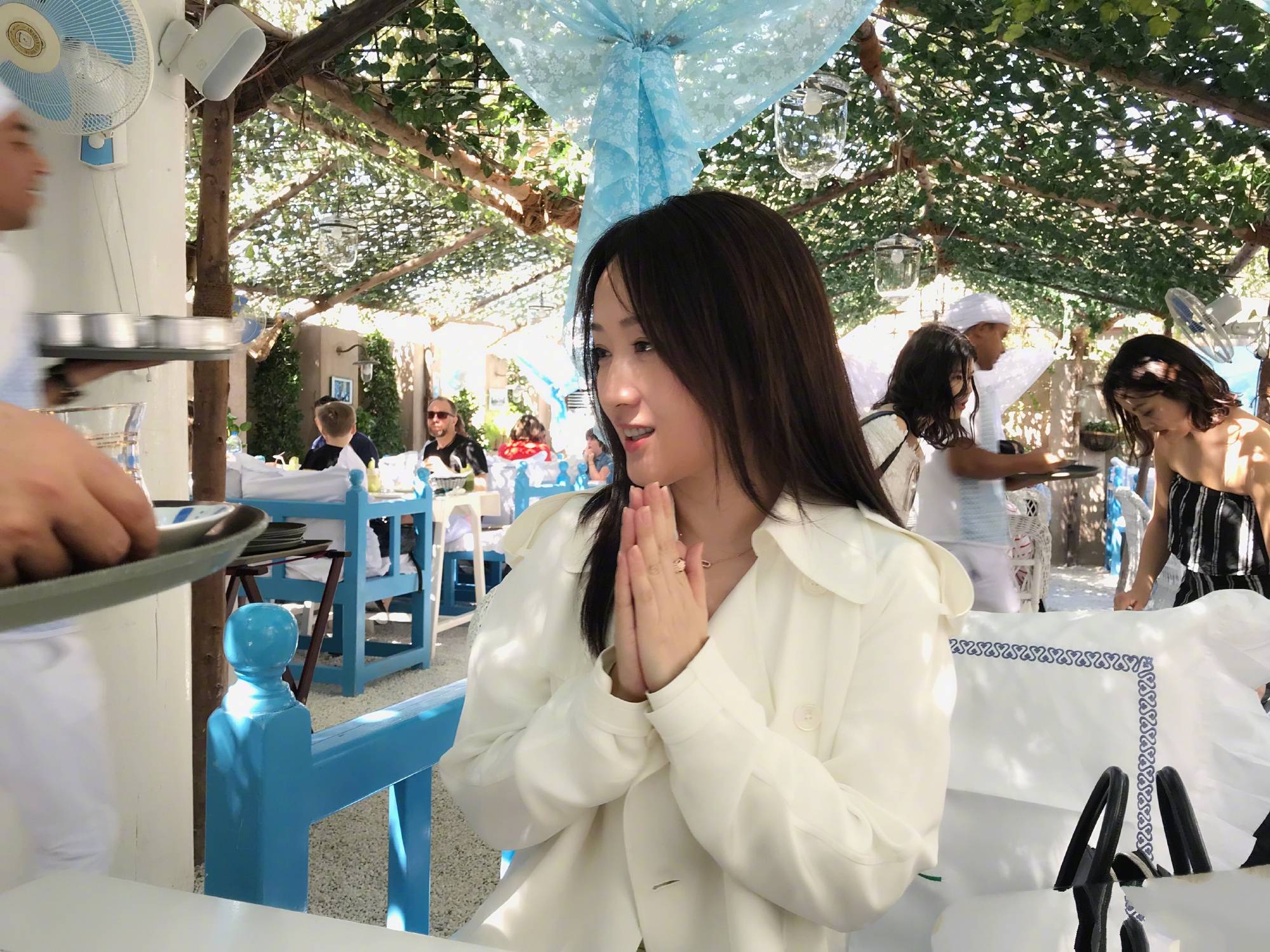 黑色|女人年过半百咋扮嫩，学50岁杨钰莹这样穿，大婶年纪也有少女感