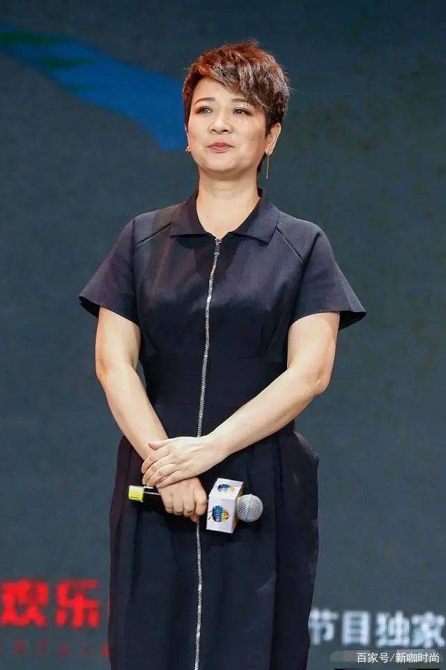 身材|陈小艺也老了？穿简约黑裙同框同岁徐帆，状态差了不止一点