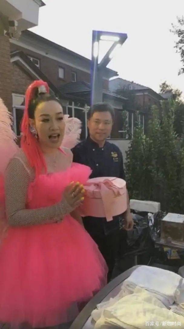 颜色|钟丽缇太自不量力，50岁还挑战“死亡芭比粉”，果然显胖又俗气