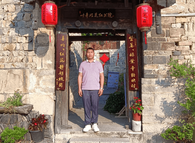 刘章际,男,布依族,生于1977年11月,贵州省黔南州独山县影山镇翁台村