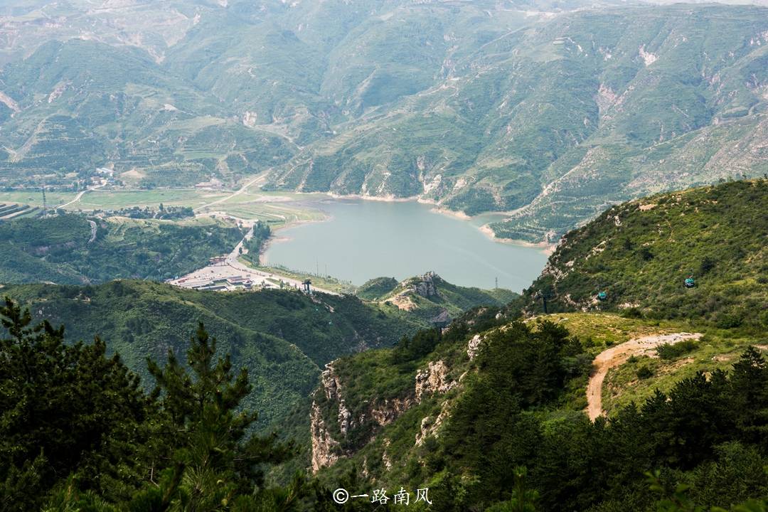 山西恒山，五岳中唯一的4A景区，名气虽然不是很大，却是避暑胜地