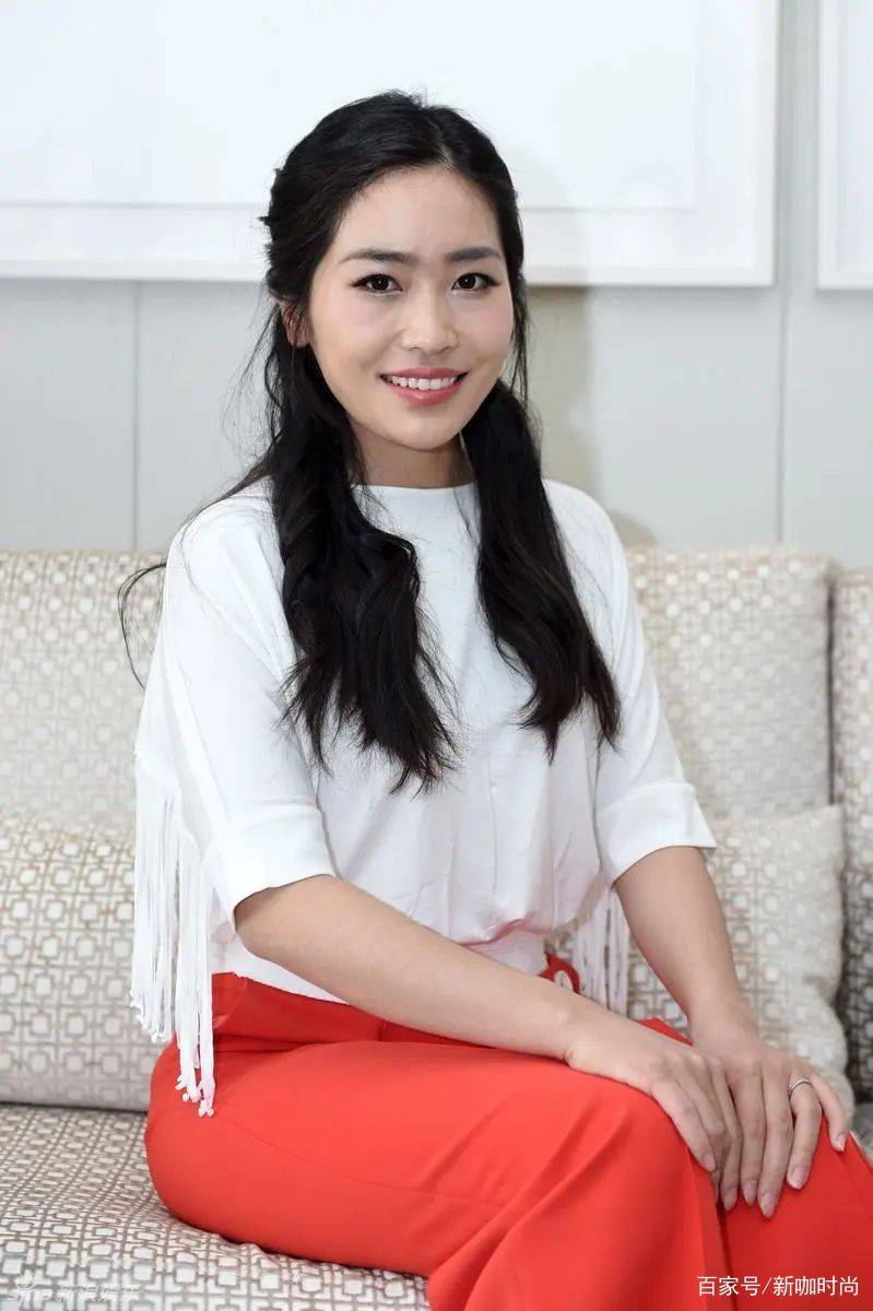 黑色|张艺谋大女儿长这样，穿黑白碎花裙优雅大气，身量娇小气质佳