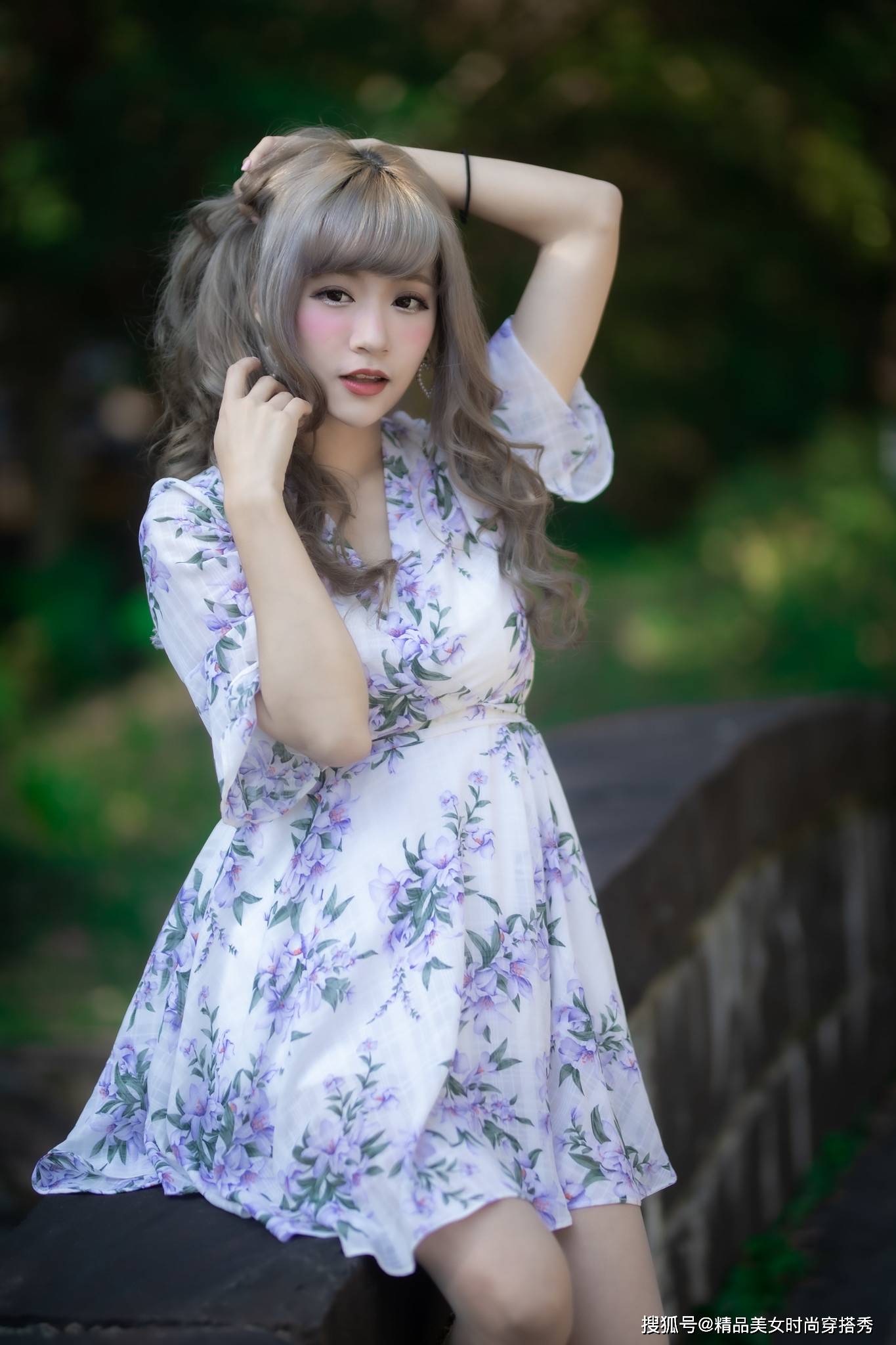 高跟鞋|紫色的印花裙，浪漫的喇叭袖设计，甜美减龄