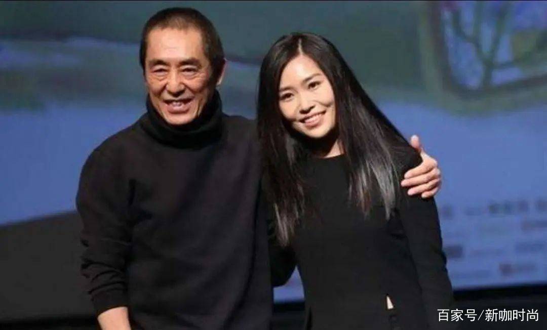 黑色|张艺谋大女儿长这样，穿黑白碎花裙优雅大气，身量娇小气质佳