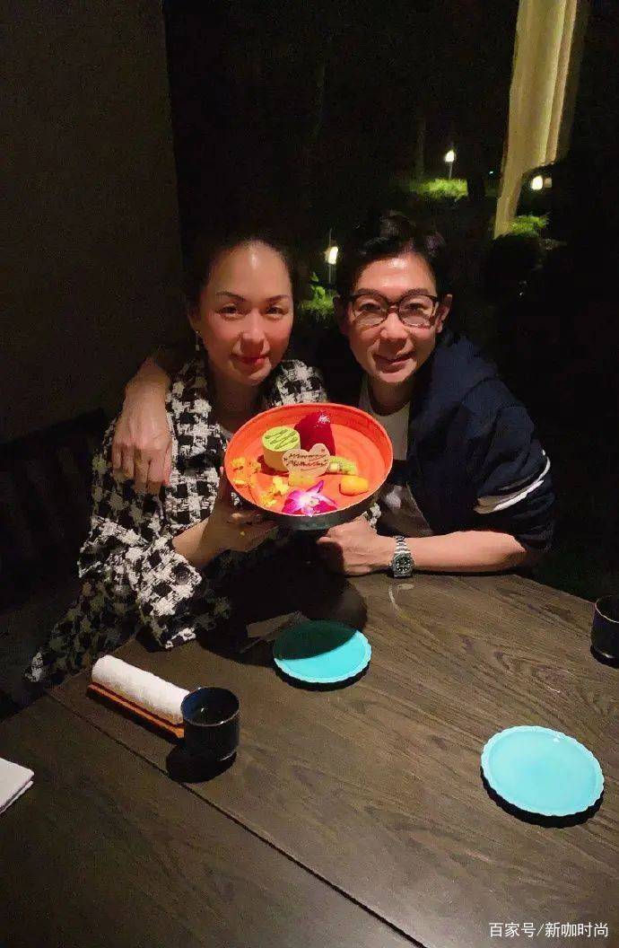品冠|品冠模特妻子太显老，穿宽松西服身材臃肿，额头细纹加深年龄感