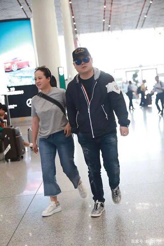 岳云鹏|岳云鹏时髦起来不一般，休闲外套搭潮款牛仔裤，“大佬”派头十足