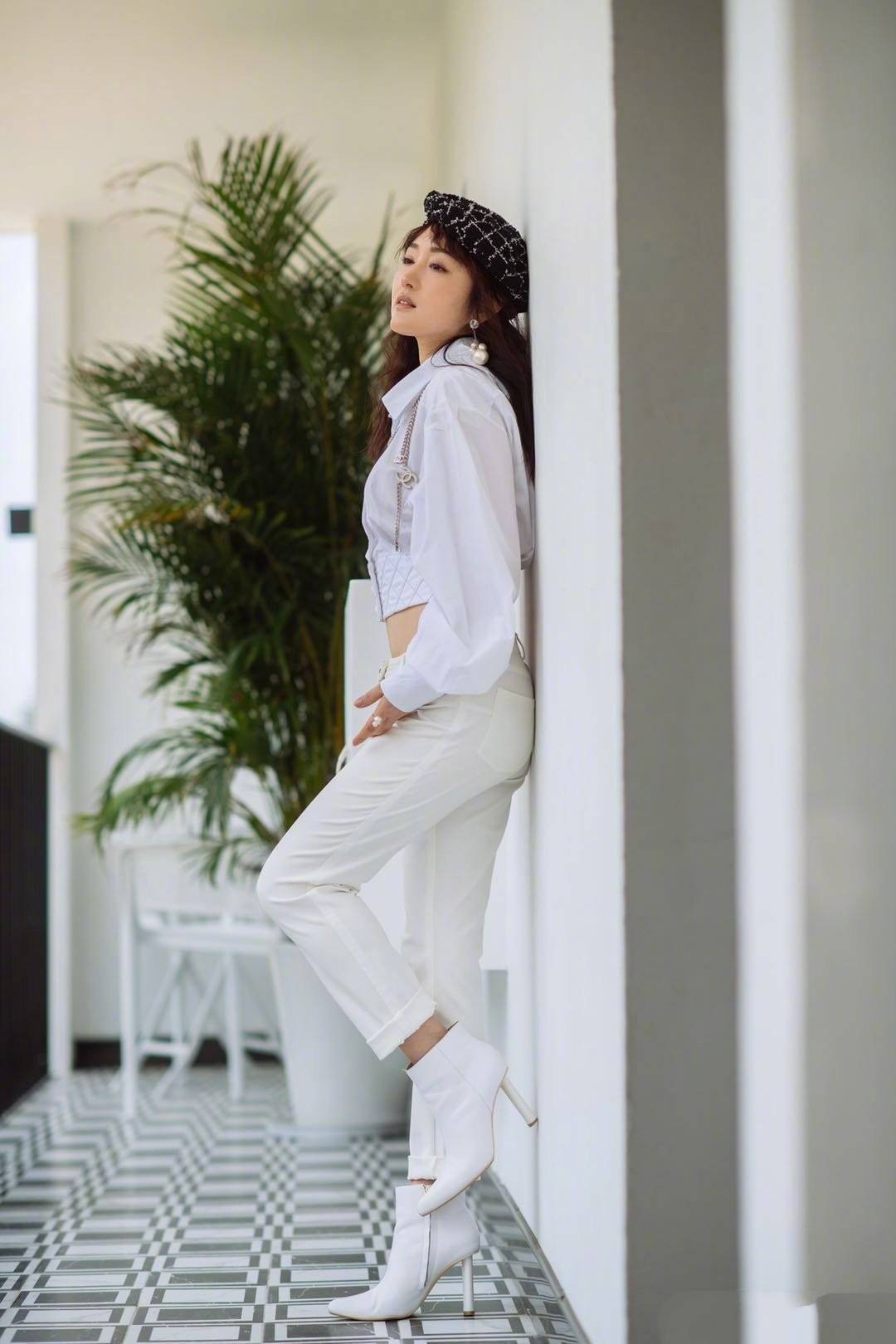 黑色|女人年过半百咋扮嫩，学50岁杨钰莹这样穿，大婶年纪也有少女感