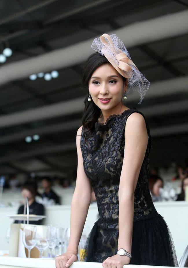 设计|杨恭如真没浪费自己的女人味，熟女年纪穿蕾丝裙